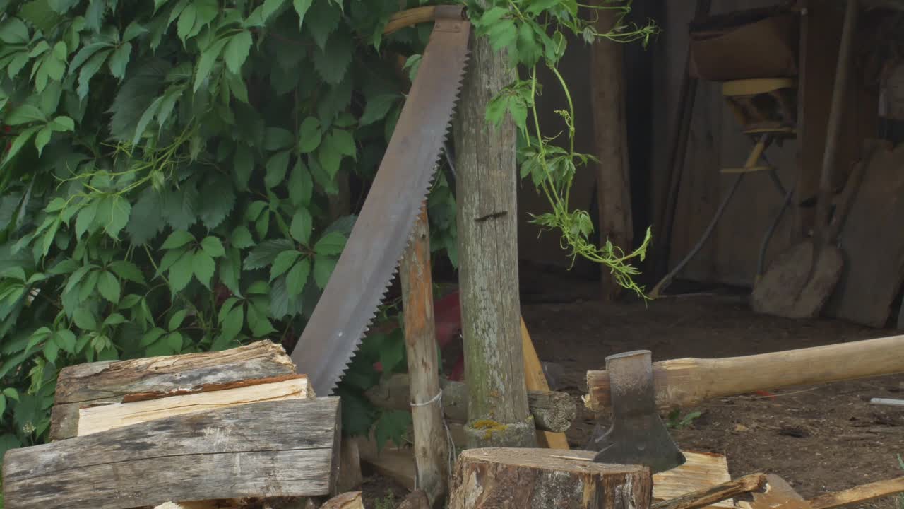un hombre parte el último bloque de madera y deja el hacha
