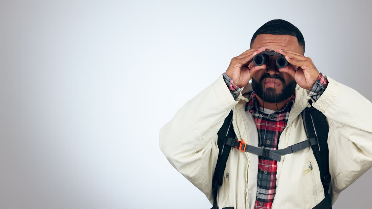 binocular, senderismo y hombre con mochila