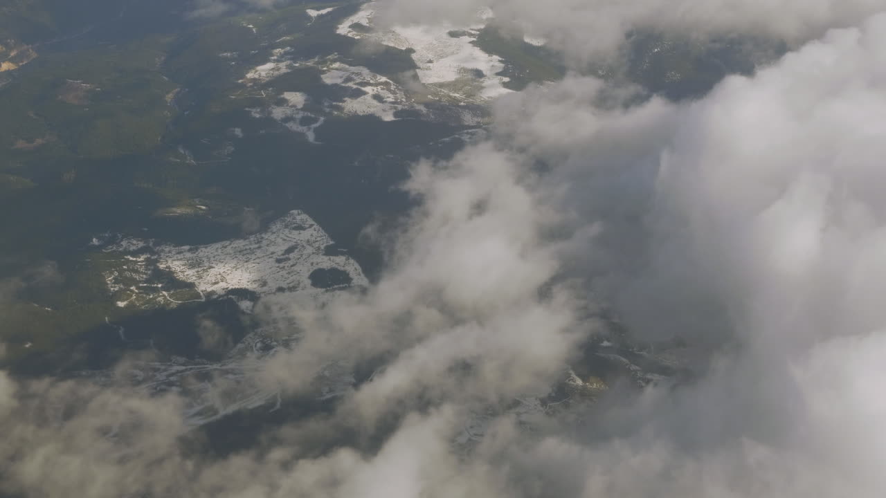 헬리 ⁇ 터 에서 바위 산 들 위 를 날아다니며 눈  ⁇ 인 산 들 과 숲 에  ⁇ 은 구름 들 을 볼 수 있다