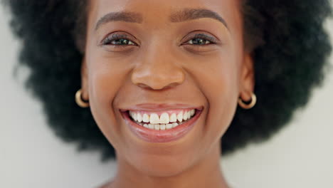 Una-Joven-Negra-Sonriendo-Mostrando-Su-Blanco