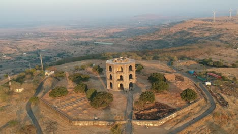 Mahel-De-Chandbiwi,-Palacio-Chand-Bibi-En-Ahmednagar,-India---Estructura-De-Piedra-Octal---Historia-India-|-Guerrero-|-Chand-Bibi-|-Cultura-Islámica,-Arquitectura-Y-Arte-Del-Sultanato-De-Decán-|-Aéreo