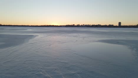 Cámara-Avanzando-Sobre-Una-Interminable-Capa-De-Hielo