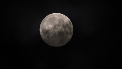 Nubes-Pasando-Por-La-Luna-Llena,-Tiro-En-Tiempo-Real