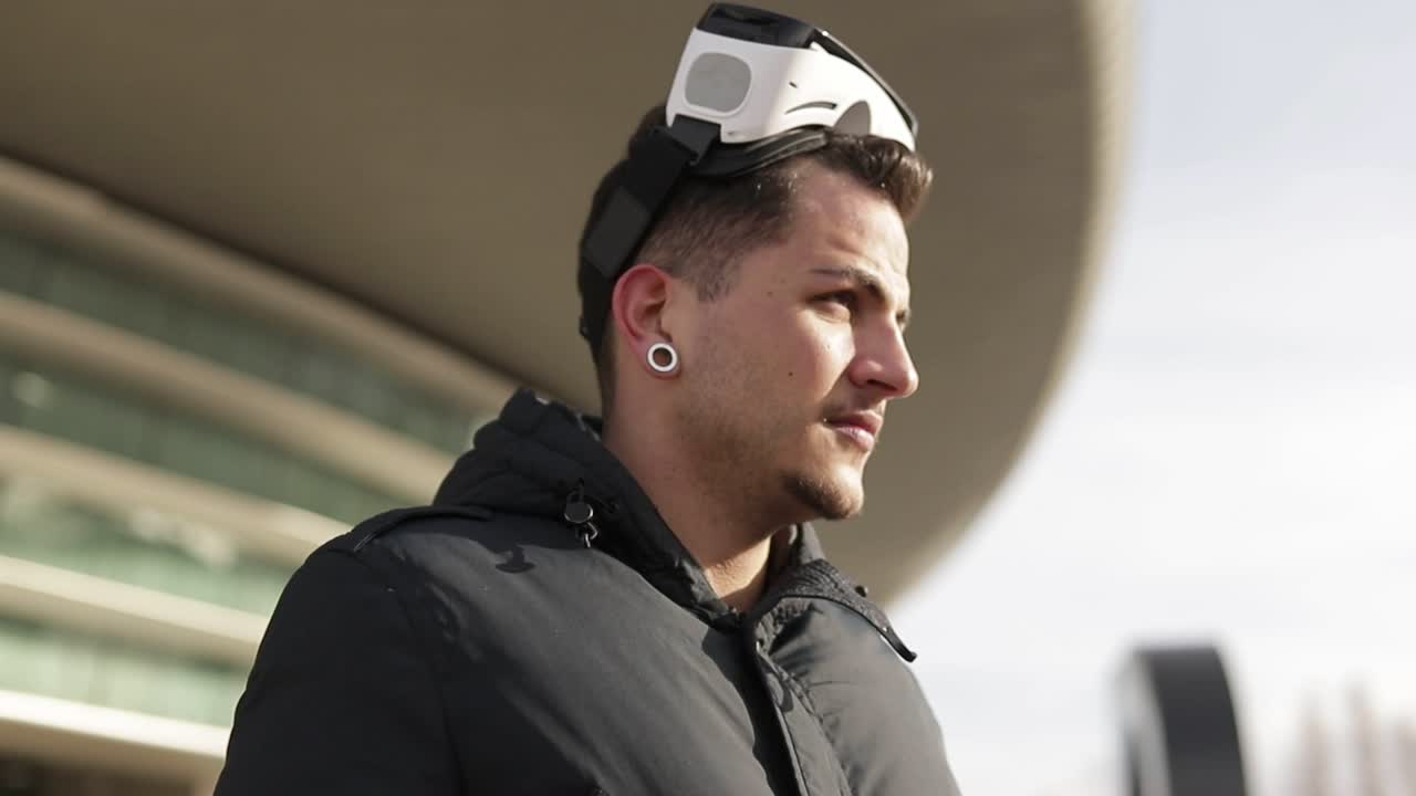 예쁜 젊은이가 vr 안경을 벗고 있습니다.