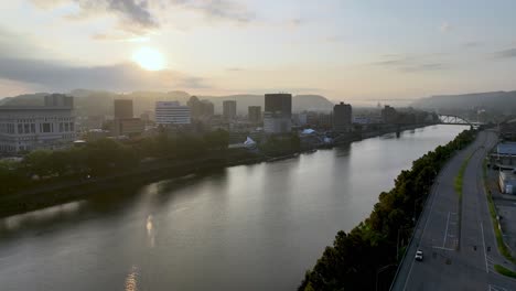 Sonnenaufgangsantenne-über-Dem-Kanawha-River,-Der-In-Die-Skyline-Von-Charleston,-West-Virginia,-Drängt