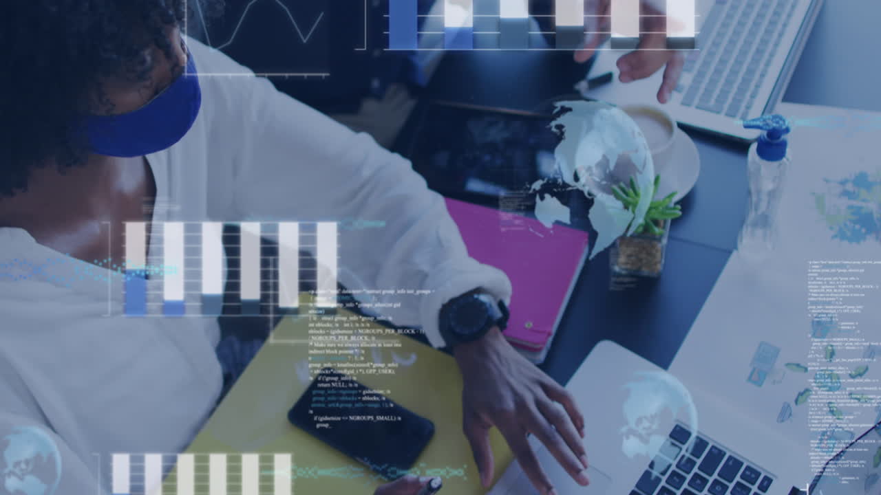 procesamiento de datos estadísticos frente a la vista superior de diversos colegas de oficina discutiendo en la oficina