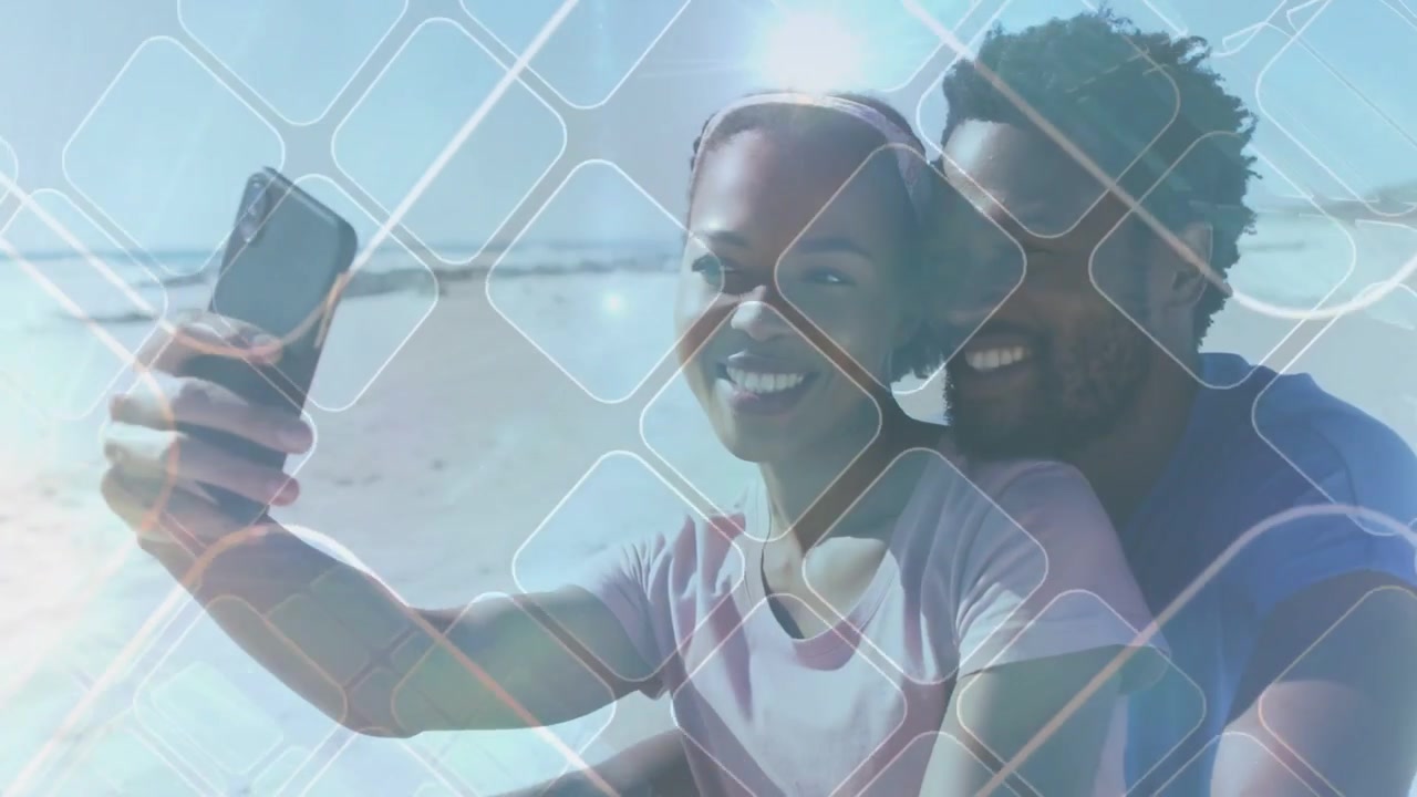 Donna che alza il telefono, coppia che si scatta un selfie in spiaggia, sovrapposizione a diamante e bagliore per il marketing