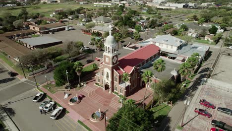 vista aérea ascendente de la iglesia "nuestra señora de guadalup", uno de los hitos más antiguos en misión, texas, que se remonta a 1899