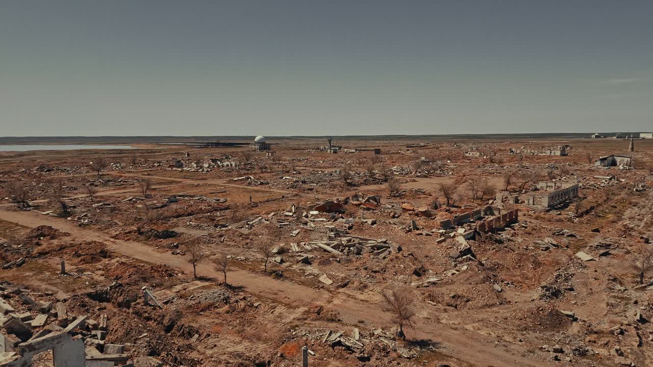 Vista aerea di una città distrutta e abbandonata con macerie