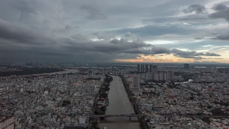 Hiperlapso-De-Saigón-O-Ciudad-Ho-Chi-Minh,-Vietnam-En-Una-Noche-Tormentosa-Muy-Oscura