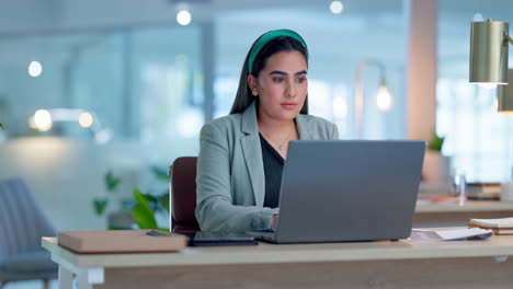 Unternehmen,-Denken-Und-Frau-Mit-Einem-Laptop