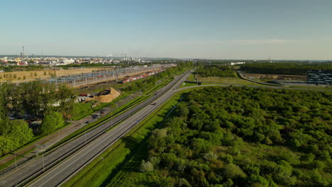 Carretera-89-Fuera-De-Gdansk-En-Polonia-Con-Bosque-Verde-Y-Sol