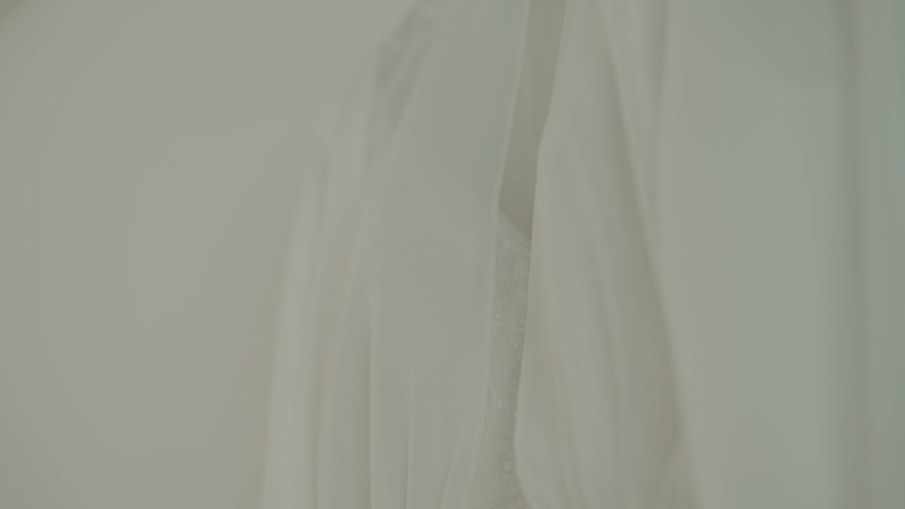 Tecido delicado de vestido de casamento branco capturado em um clima arejado e tranquilo