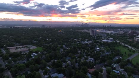 Amerikanischer-Vorort-Bei-Sonnenuntergang