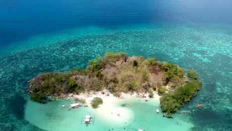 toma aérea amplia isla cyc, ciudad de coron, filipinas