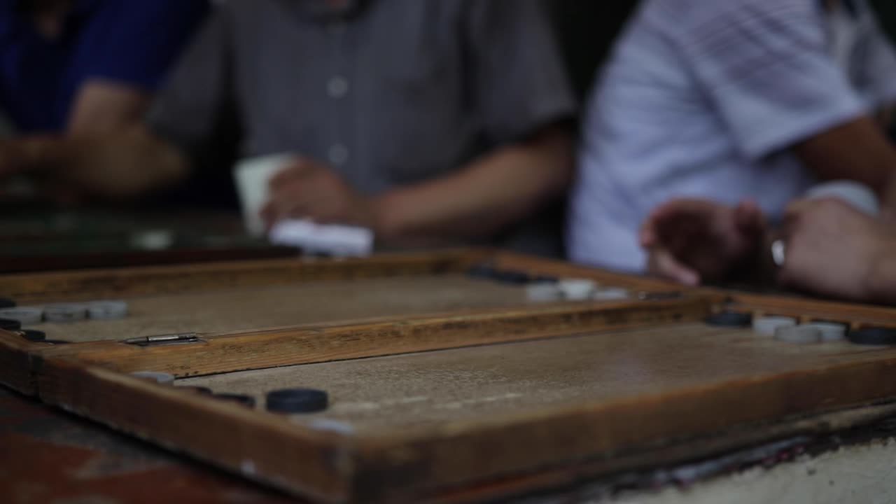 gente jugando al backgammon en un tablero viejo en 60p