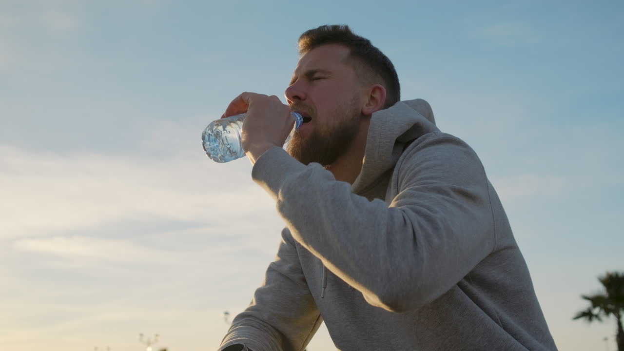 야외에서 물을 마시는 사람