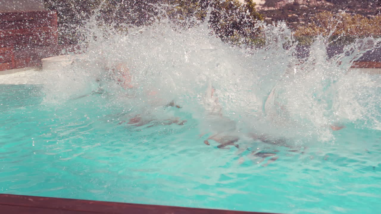Par hopper i swimmingpoolen hånd i hånd