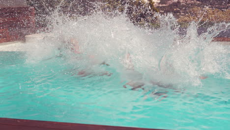 pareja saltando a la piscina tomados de la mano