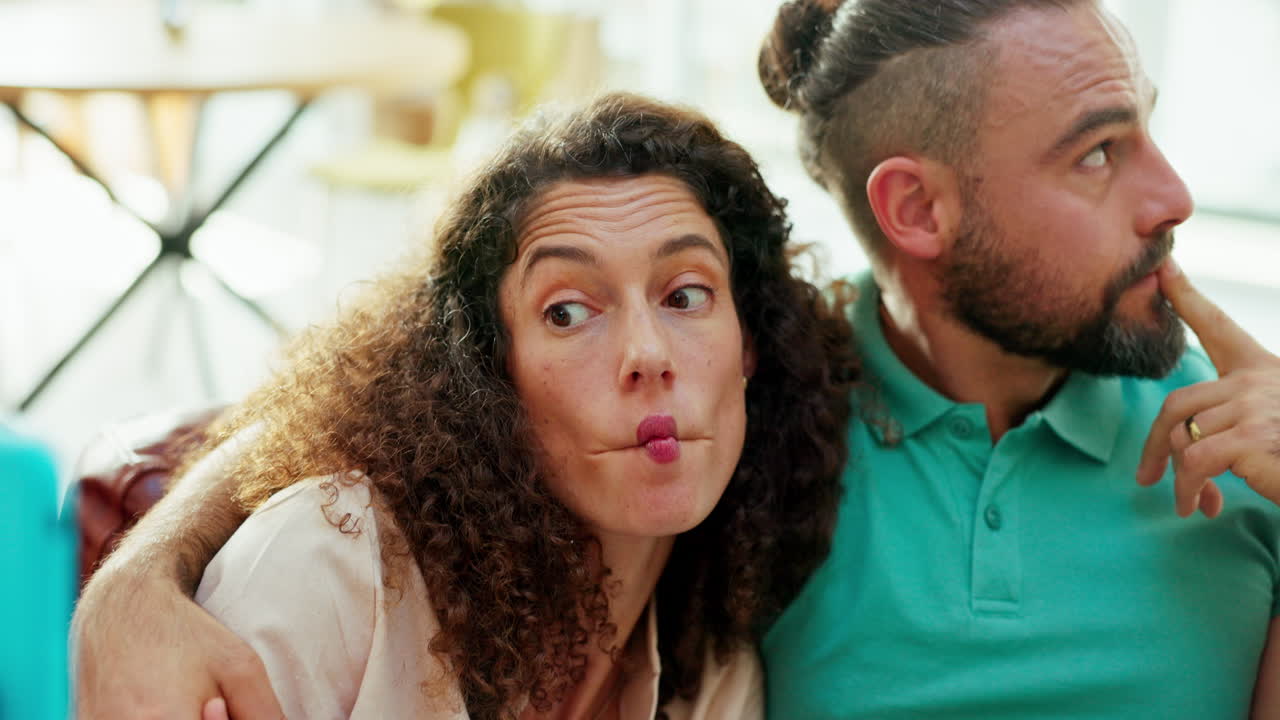feliz, sonriente y pareja tomando una selfie en el teléfono
