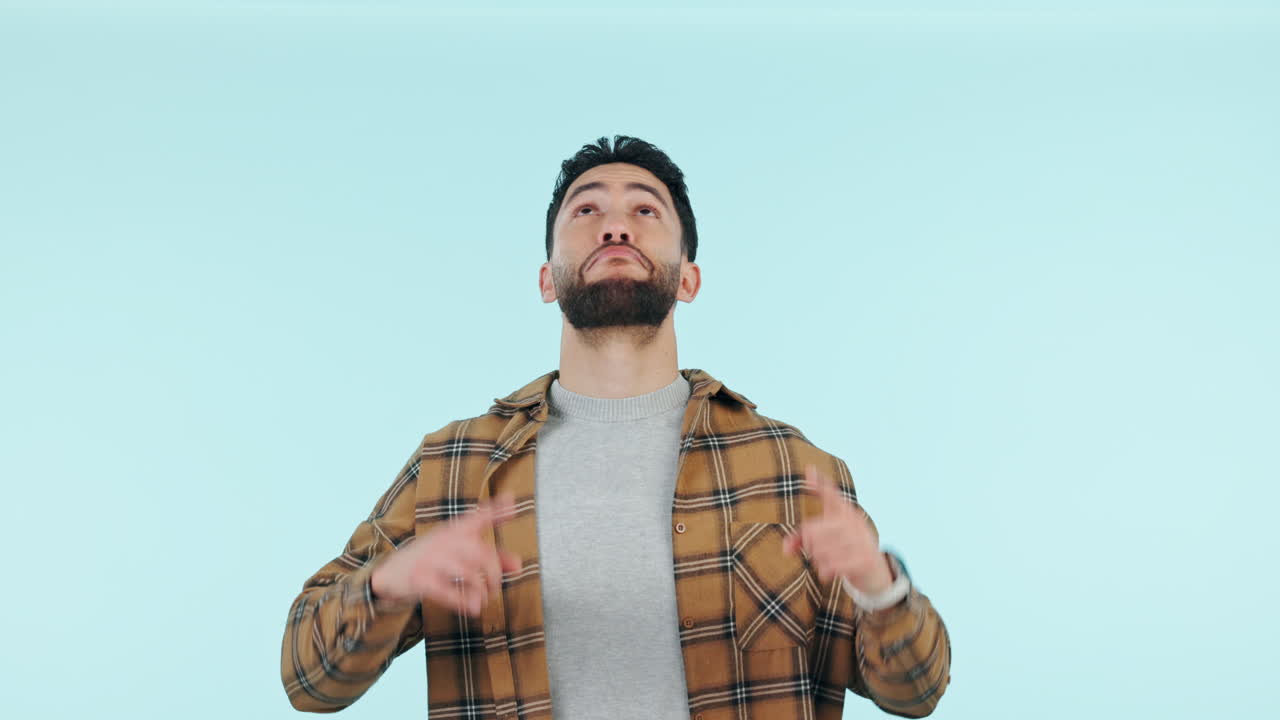 señalando hacia arriba, maqueta o hombre feliz en el estudio por