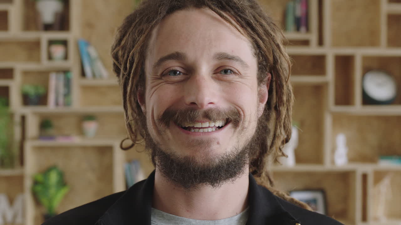retrato de cerca de un joven atractivo hombre despreocupado con dreadlocks sonriente confiado empresario exitoso