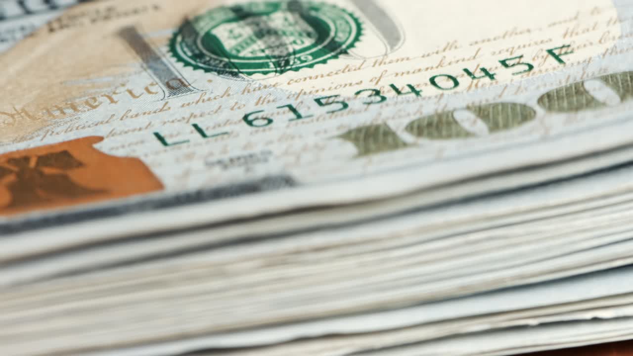Primo piano di banconote di dollari statunitensi. Concetto di reddito e affari