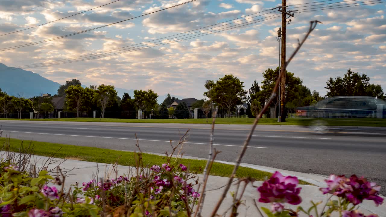 바쁜 아침에 도시 거리를 따라 이동하는 교통의 패닝 시간 경과 및 클라우드스케이프
