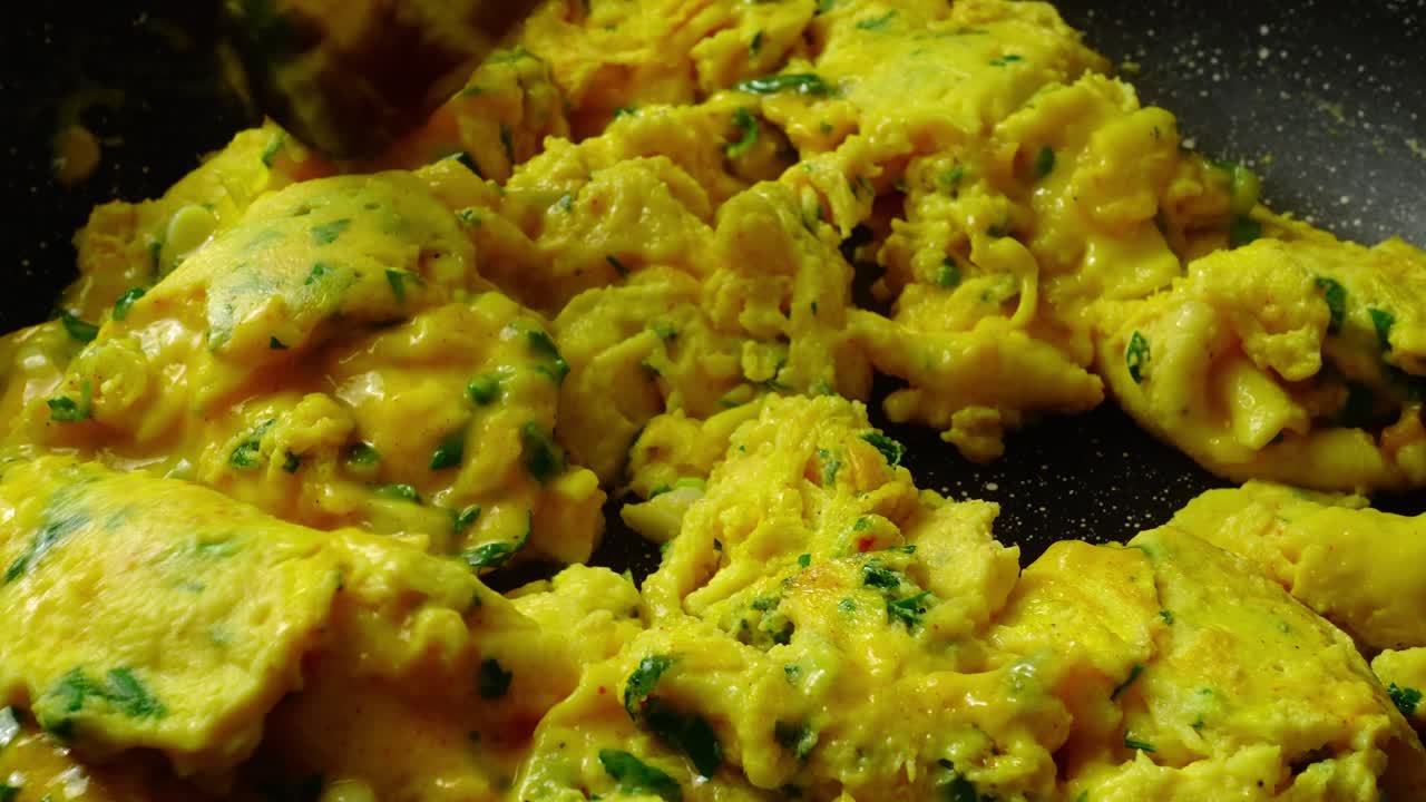 Tavada omlet hazırlanışı. Hızlandırılmış çekim