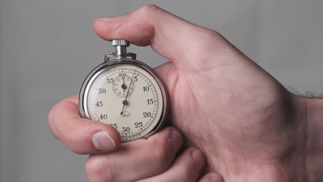 el cronómetro en la mano masculina cuenta hacia atrás los segundos
