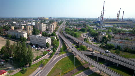 autobahnverkehr in verschiedenen richtungen auf dem autobahnübergang, gdansk, luftverkehr