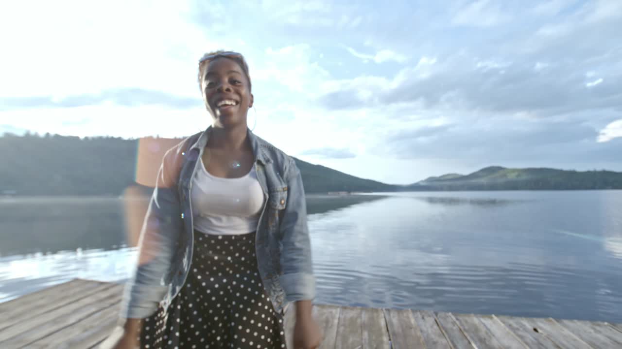 una mujer negra bailando.