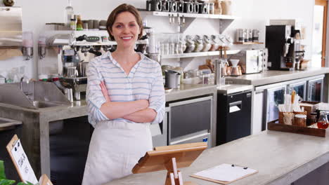 Dueño-De-La-Cafetería-Femenina-Apoyado-En-El-Mostrador-En-La-Cafetería