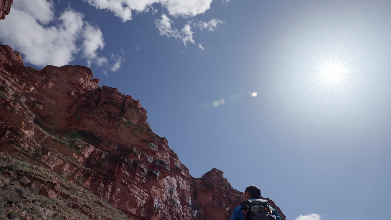 Un fotografo che ammira l'ambiente circostante durante un'escursione nei deserti sud-occidentali dell'Arizona e del Grand Canyon in un pomeriggio soleggiato all'aperto