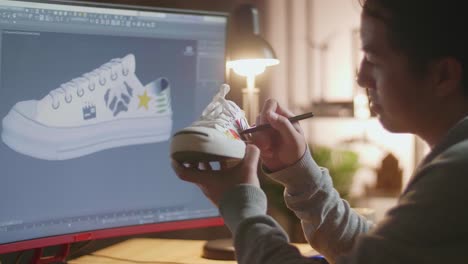 persona que diseña zapatillas de deporte personalizadas