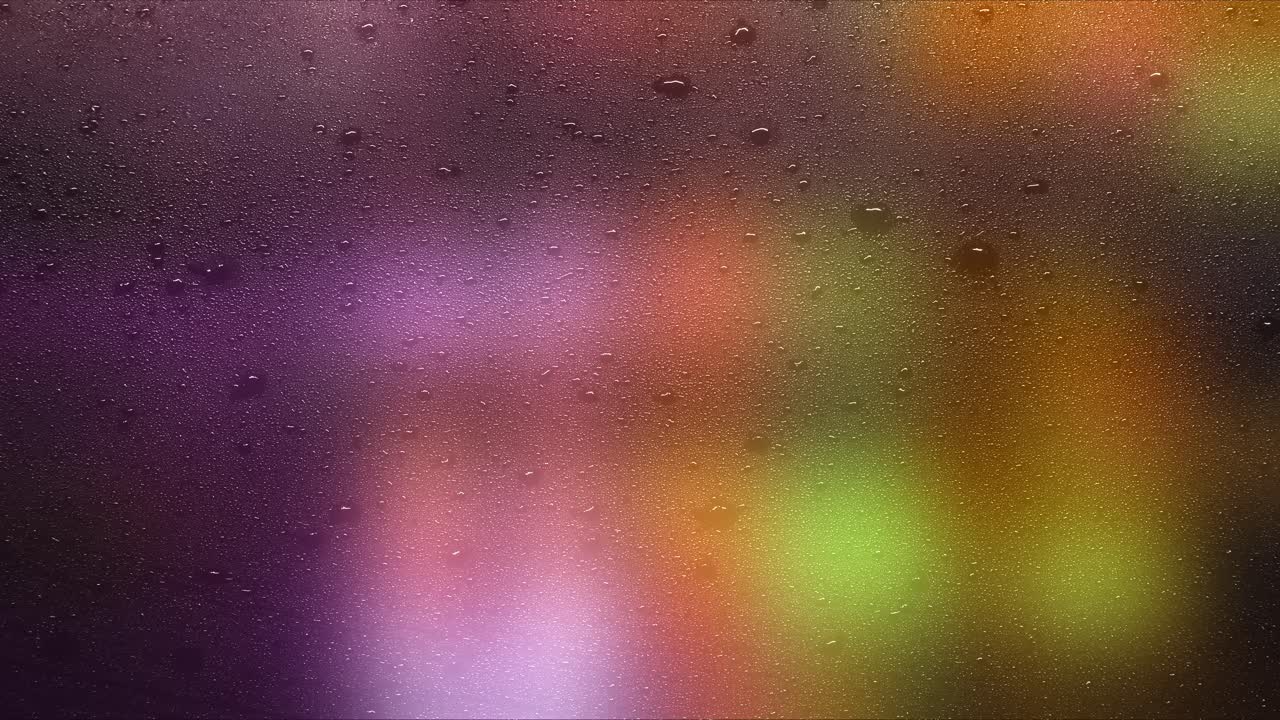 Gocce di pioggia sul vetro con luci bokeh colorate sfocate sullo sfondo. Sfondo astratto e suggestivo per la vita cittadina o le notti piovose. Loop senza interruzioni