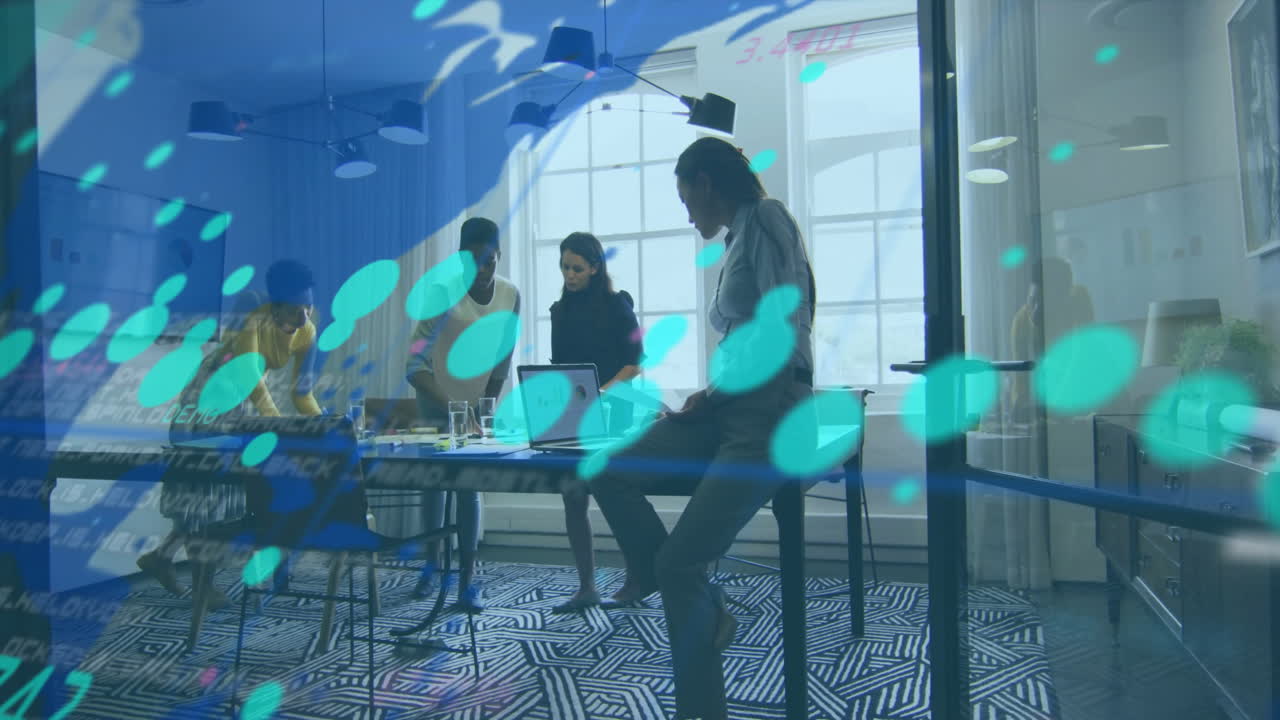 анимация обработки финансовых данных над различными деловыми людьми в офисе