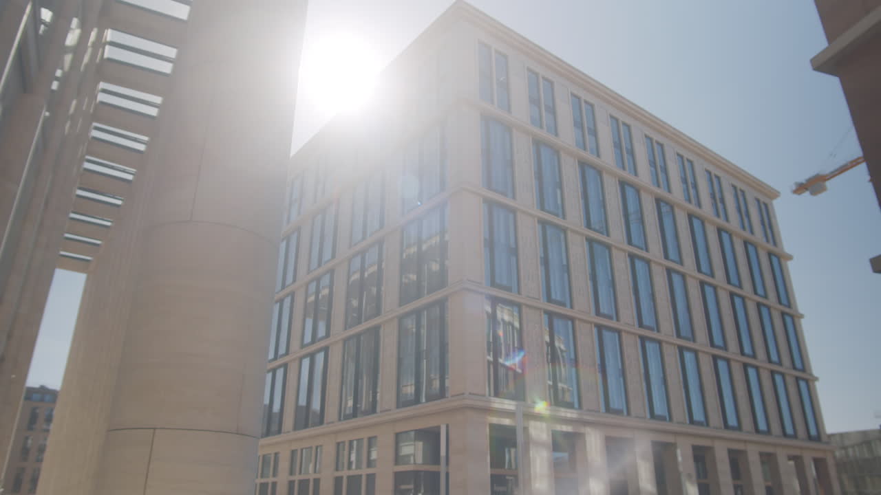 в центре города в солнечный день