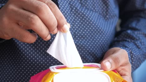 persona abriendo una caja de toallitas húmedas