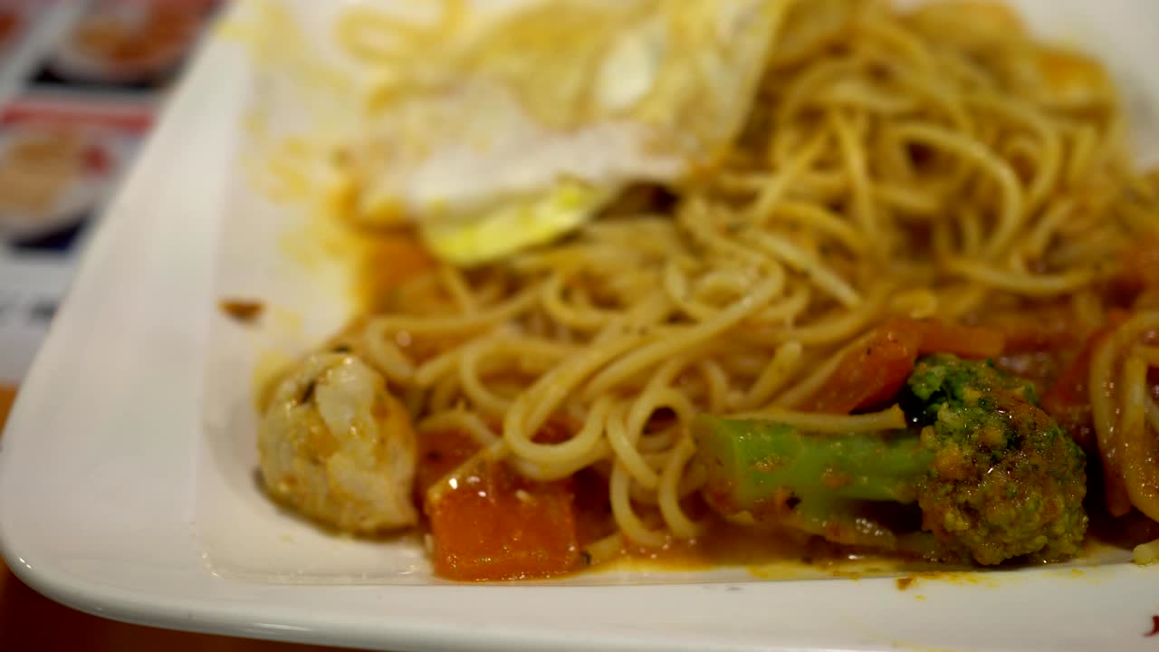 레스토랑에서 스파게티를 먹고 가락으로 먹습니다.