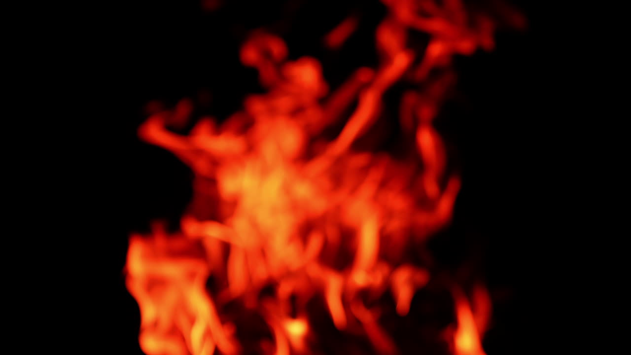 Varm pejs gløder med orange skær. Ildflammer med rød glød.