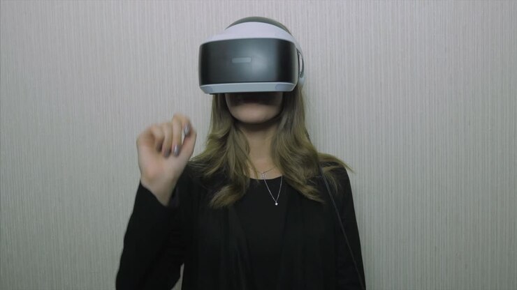 Donna che indossa l'auricolare VR