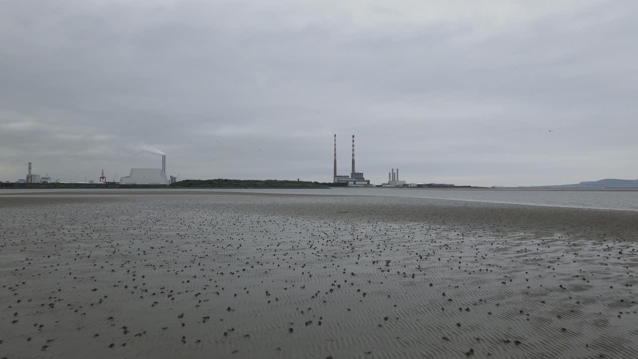 아일랜드 sandymount 해변의 poolbeg 발전소