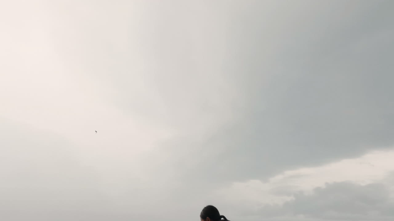 비키니 를 입은 여자 가 수영장 에서 내려다보는 풍경 을 감상 하고 있다