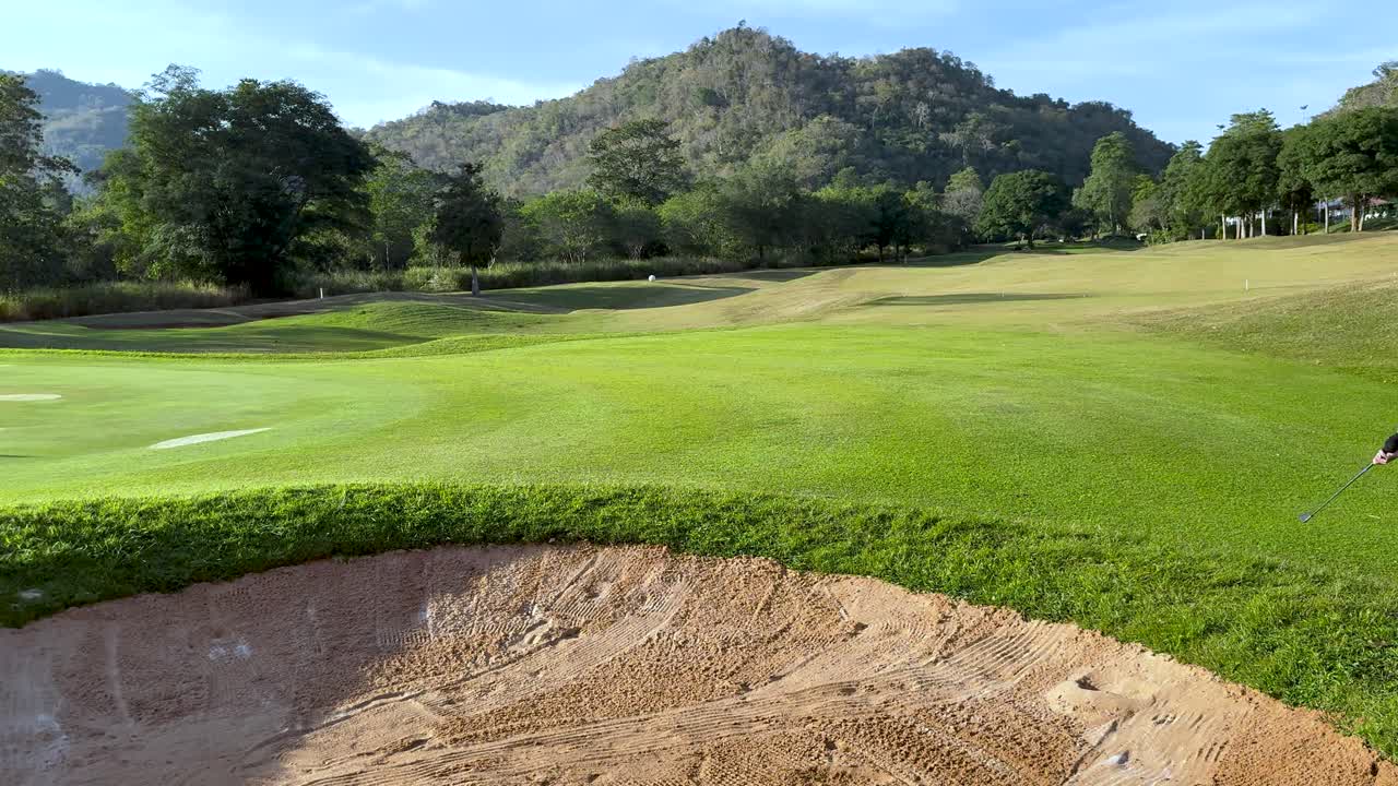 울창한 초록색 코스에서 골퍼의 스
