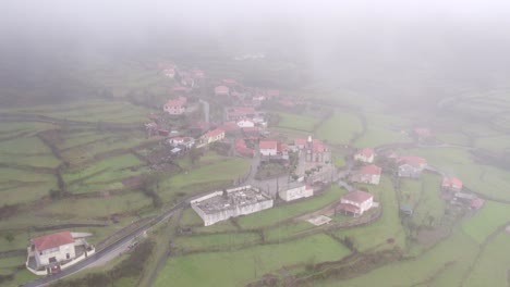 volando hacia atrás revelan pequeño pueblo sobrada portugal entre las montañas