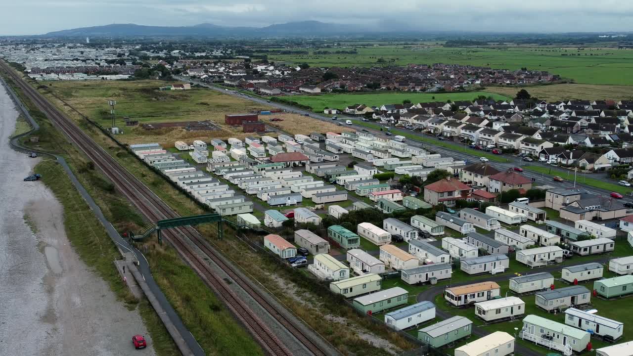 remolque de caravana estática frente a la playa estancia casa de vacaciones camping complejo aéreo descendente vista de pájaro