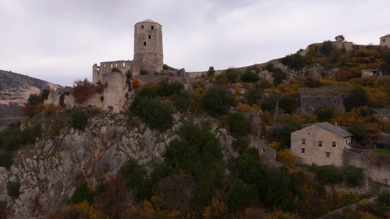 Scena aerea del villaggio di Počitelj circondato dal verde, Bosnia
