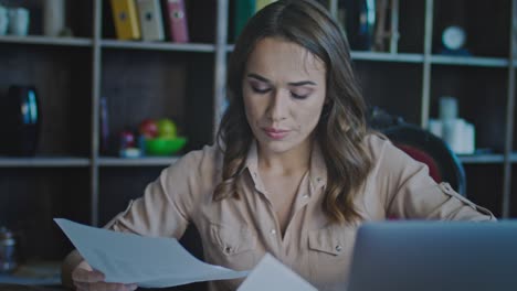 apresúrate mujer trabajando con el informe de negocios. mujer de negocios tomando notas. plazo