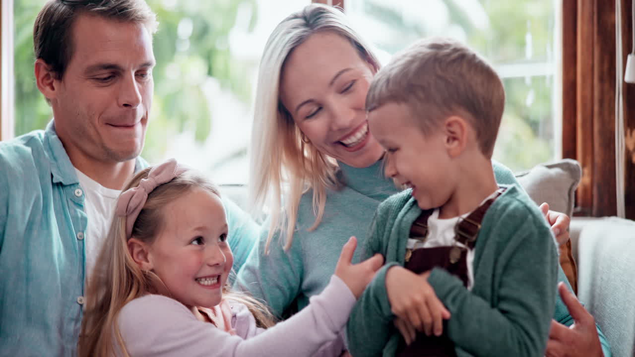 엄마, 아빠, 아이들이 소파에서 걱거립니다.